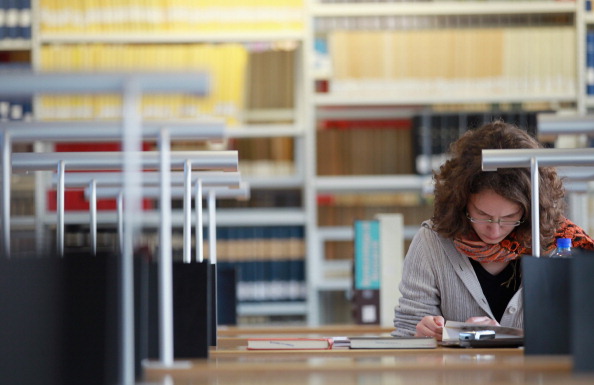 garota-estudando-vest.jpg