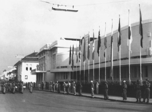 Países não alinhados - Nesse mundo dividido entre capitalistas e comunistas, alguns escolheram a neutralidade. Eram os países não alinhados, formados, em sua maioria, por países em desenvolvimento. Índia, África do Sul e Egito foram alguns dos mais importantes. O primeiro encontro do Movimento dos não Alinhados foi a Conferência de Bandung, na Indonésia. A reunião foi realizada em 1955 e envolveu 29 países. Países não alinhados - Nesse mundo dividido entre capitalistas e comunistas, alguns escolheram a neutralidade. Eram os países não alinhados, formados, em sua maioria, por países em desenvolvimento. Índia, África do Sul e Egito foram alguns dos mais importantes. O primeiro encontro do Movimento dos não Alinhados foi a Conferência de Bandung, na Indonésia. A reunião foi realizada em 1955 e envolveu 29 países.