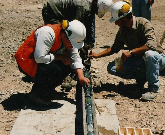 GEOLOGIA - É a ciência que estuda a origem, a formação, a estrutura e a composição da crosta terrestre, além das alterações sofridas por ela no decorrer do tempo. Os profissionais de campo podem fazer viagens frequentemente. GEOLOGIA - É a ciência que estuda a origem, a formação, a estrutura e a composição da crosta terrestre, além das alterações sofridas por ela no decorrer do tempo. Os profissionais de campo podem fazer viagens frequentemente.