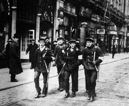 A aliança formada entre França, Grã-Bretanha e Rússia fez com que a Alemanha se sentisse ameaçada. A população e autoridades alemãs acreditavam que havia um complô para impedir a ascensão do país como uma potência mundial. Esse sentimento era inflamado pelo nacionalismo exacerbado, presente em diversos lugares da Europa no período. (Foto: Getty Images) A aliança formada entre França, Grã-Bretanha e Rússia fez com que a Alemanha se sentisse ameaçada. A população e autoridades alemãs acreditavam que havia um complô para impedir a ascensão do país como uma potência mundial. Esse sentimento era inflamado pelo nacionalismo exacerbado, presente em diversos lugares da Europa no período. (Foto: Getty Images)