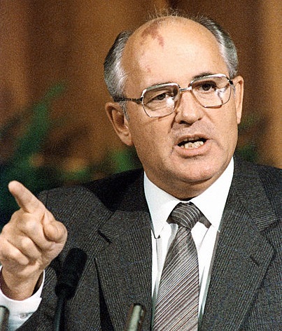 Perestroika - Com o colapso econômico da União Soviética, o líder dos soviéticos, Mikhail Gorbachev começa a fazer uma série de reformas na URSS: são a Perestroika (reconstrução) e Glasnost (transparência). Com o novo contexto e mais liberdade de expressão, pouco a pouco a União Soviética começou a ruir. Perestroika - Com o colapso econômico da União Soviética, o líder dos soviéticos, Mikhail Gorbachev começa a fazer uma série de reformas na URSS: são a Perestroika (reconstrução) e Glasnost (transparência). Com o novo contexto e mais liberdade de expressão, pouco a pouco a União Soviética começou a ruir.