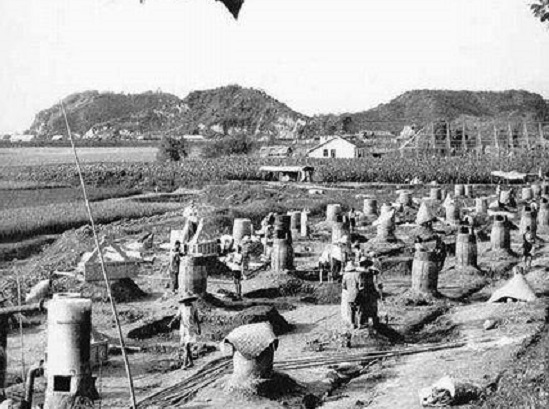 O plano falhou, levando muitos chineses - para alguns historiadores, cerca de 30 milhões de pessoas - a morrer de fome.  A Grande Fome Chinesa é considerada uma das maiores do século 20 e abalou o poder de Mao na China.  (Foto: Wikimedia Commons) O plano falhou, levando muitos chineses - para alguns historiadores, cerca de 30 milhões de pessoas - a morrer de fome.  A Grande Fome Chinesa é considerada uma das maiores do século 20 e abalou o poder de Mao na China.  (Foto: Wikimedia Commons)