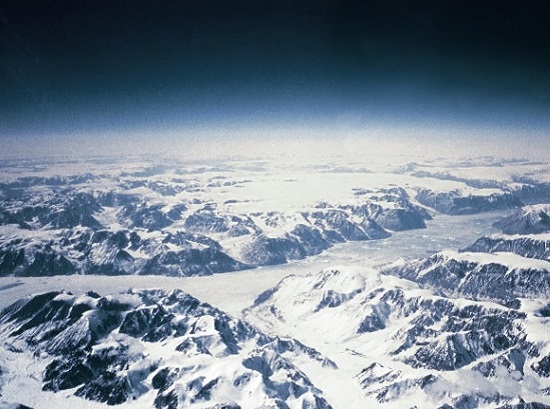 Mesmo a milhares de quilômetros de distância, a gigante Groenlândia é parte da pequena Dinamarca. O território ganhou mais autonomia em 2008, mas parte da população quer mesmo é a independência. (Foto: Wikimedia Commons)