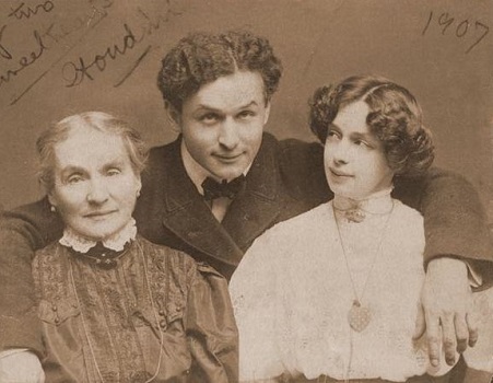 O ator e dublador Harry Houdini criou a primeira roupa de lata e borracha usada por mergulhadores. (Foto: Wikimedia Commons)