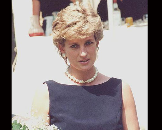 A princesa Diana, seu namorado Dodi Al Fayed e o motorista que os conduzia morrem após o carro em que estavam se chocar contra uma pilastra do túnel sob a Ponte L’Alma, na capital francesa. O casal fugia de fotógrafos em alta velocidade quando o acidente aconteceu. O funeral da princesa, em 6 de setembro, foi transmitido para 1 bilhão de pessoas em todo o mundo. Diana havia sido esposa do príncipe Charles, com quem se casou em 1981 e de quem se separou 11 anos depois.