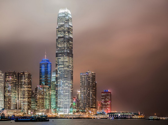 No final da década de 90, Inglaterra e Portugal devolveram Hong Kong e Macau para a China. As duas cidades-Estado se tornaram Regiões Administrativas Especiais da China, com relativa independência do restante do país e economia capitalista. Essa situação deve durar 50 anos, num modelo que Dèng Xiǎopíng  batizou de Um país, dois Sistemas.  (Foto: Wikimedia Commons) No final da década de 90, Inglaterra e Portugal devolveram Hong Kong e Macau para a China. As duas cidades-Estado se tornaram Regiões Administrativas Especiais da China, com relativa independência do restante do país e economia capitalista. Essa situação deve durar 50 anos, num modelo que Dèng Xiǎopíng  batizou de Um país, dois Sistemas.  (Foto: Wikimedia Commons)