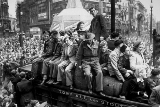 Uma van carregada de cerveja passa por Piccadilly Circus, em Londres, no dia 8 de maio de 1945, quando os Aliados comemoravam a vitória sobre os nazistas. (Créditos: Keystone/Getty Images)