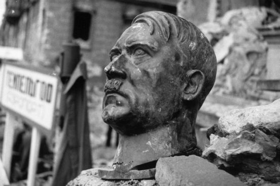 Busto de Adolf Hitler resiste entre as ruínas da Chancelaria Alemã, em Berlim. (Créditos: Reg Speller/Fox Photos/Getty Images)