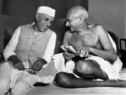 A luta pela independência do subcontinente indiano, quase totalmente colonizado pela Inglaterra, uniu hindus e muçulmanos. A independência veio, em 1947, mas ficou um baita problema entre as duas maiores religiões da região. Assim nasceram Índia (de maioria hindu) e Paquistão (de maioria muçulmana). Mas ainda restou um assunto não resolvido entre eles: a Caxemira. (Foto: Wikimedia Commons) A luta pela independência do subcontinente indiano, quase totalmente colonizado pela Inglaterra, uniu hindus e muçulmanos. A independência veio, em 1947, mas ficou um baita problema entre as duas maiores religiões da região. Assim nasceram Índia (de maioria hindu) e Paquistão (de maioria muçulmana). Mas ainda restou um assunto não resolvido entre eles: a Caxemira. (Foto: Wikimedia Commons)