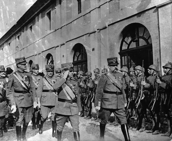 Apesar de ser, em teoria, parte da Tríplice Aliança, o governo italiano declarou neutralidade no início da guerra. Mais tarde, depois de sofrer uma grande pressão dos nacionalistas que exigiam a libertação das províncias irredentas do domínio austríaco, declarou guerra à Áustria e lutou ao lado da Tríplice Entente. (Foto: Getty Images) Apesar de ser, em teoria, parte da Tríplice Aliança, o governo italiano declarou neutralidade no início da guerra. Mais tarde, depois de sofrer uma grande pressão dos nacionalistas que exigiam a libertação das províncias irredentas do domínio austríaco, declarou guerra à Áustria e lutou ao lado da Tríplice Entente. (Foto: Getty Images)
