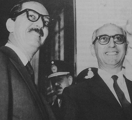 Durante a construção de Brasília, a UDN, partido de oposição a Juscelino Kubitschek, fez várias acusações de desvios de verba e corrupção do governo. Nas eleições de 1960, Jânio Quadros prometeu passar a vassoura no país, com o seu slogan Varre, varre, vassourinha. (Foto: Wikimedia Commons) Durante a construção de Brasília, a UDN, partido de oposição a Juscelino Kubitschek, fez várias acusações de desvios de verba e corrupção do governo. Nas eleições de 1960, Jânio Quadros prometeu passar a vassoura no país, com o seu slogan Varre, varre, vassourinha. (Foto: Wikimedia Commons)