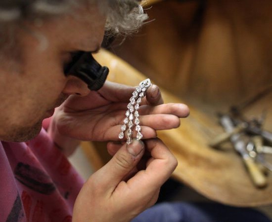 Os joalheiros mais bem sucedidos são aqueles que têm o próprio ateliê e produzem as próprias joias, como os Design de Joias (Foto: Getty Images) Os joalheiros mais bem sucedidos são aqueles que têm o próprio ateliê e produzem as próprias joias, como os Design de Joias (Foto: Getty Images)