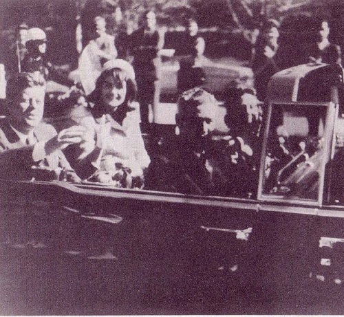 Antes de ser assassinado, o presidente americano John F. Kennedy viveu momentos tensos na Guerra Fria. O principal foi a Crise dos Mísseis, em Cuba. A instalação de mísseis soviéticos na ilha levou a um grave incidente diplomático. A tentativa fracassada de derrubar Fidel Castro do poder e a construção do muro de Berlim pelos soviéticos, no meio da noite, também aconteceram no governo de JFK. Antes de ser assassinado, o presidente americano John F. Kennedy viveu momentos tensos na Guerra Fria. O principal foi a Crise dos Mísseis, em Cuba. A instalação de mísseis soviéticos na ilha levou a um grave incidente diplomático. A tentativa fracassada de derrubar Fidel Castro do poder e a construção do muro de Berlim pelos soviéticos, no meio da noite, também aconteceram no governo de JFK.