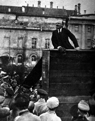 Lenin entrou na política no começo da vida adulta. Aos 16 anos ele ainda era mais ligado à religião. Tudo mudou quando o irmão dele, Alexander Ulianov, foi condenado à morte depois de se envolver numa tentativa de assassinar o Czar Alexandre III, o pai de Nicolau II. Lenin entrou na política no começo da vida adulta. Aos 16 anos ele ainda era mais ligado à religião. Tudo mudou quando o irmão dele, Alexander Ulianov, foi condenado à morte depois de se envolver numa tentativa de assassinar o Czar Alexandre III, o pai de Nicolau II.