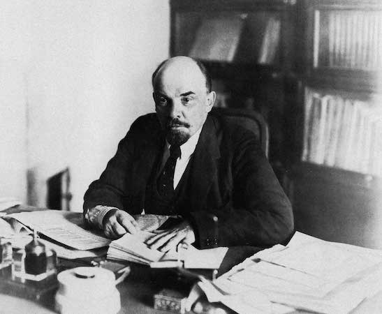 O grande líder da Revolução Russa foi Vladimir Ilyich Ulyanov, ou simplesmente Lenin. Ao contrário do que muitos pensam, ele era membro da elite e vinha de uma família rica. Além de principal nome da revolução, Lenin era um intelectual: ele criou uma corrente teórica que influenciou os partidos comunistas do mundo inteiro. O grande líder da Revolução Russa foi Vladimir Ilyich Ulyanov, ou simplesmente Lenin. Ao contrário do que muitos pensam, ele era membro da elite e vinha de uma família rica. Além de principal nome da revolução, Lenin era um intelectual: ele criou uma corrente teórica que influenciou os partidos comunistas do mundo inteiro.
