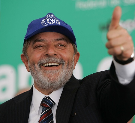 O governo Lula trouxe o slogan Brasil, um país de todos. A frase foi usada durante quase todo o governo petista, sendo substituída somente em 2011, já no governo Dilma Rousseff. (Foto: Wikimedia Commons) O governo Lula trouxe o slogan Brasil, um país de todos. A frase foi usada durante quase todo o governo petista, sendo substituída somente em 2011, já no governo Dilma Rousseff. (Foto: Wikimedia Commons)