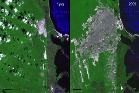 A cidade mexicana se expandiu de forma rápida e, hoje, conta com 3,9 milhões de habitantes. O preço da expansão desordenada foi pago pela população ribeirinha que foi expulsa para construção de balneários. (Imagem; NASA)