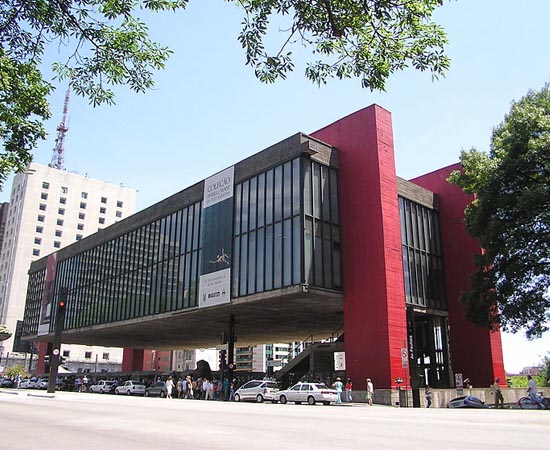 MASP - O Museu de Arte de São Paulo Assis Chateaubriand possui mais de 8 mil peças, dentre as quais destacam-se as pinturas italianas e francesas. Seu acervo é tombado pelo Patrimônio Histórico e Artístico Nacional desde 1969. É um dos cartões postais de São Paulo. Localiza-se na Avenida Paulista.