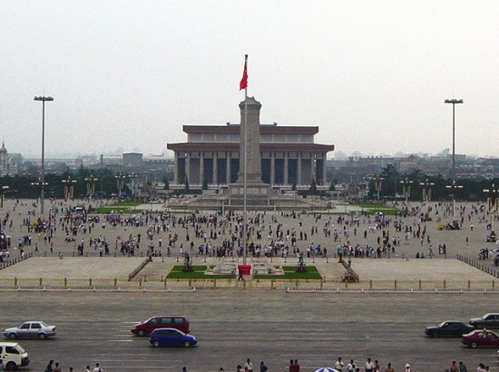 Em 1989,  o governo de Dèng Xiǎopíng reprimiu violentamente as manifestações da Praça da Paz Celestial. Ele renunciou após a repercussão internacional negativa e, anos mais tarde, se aposentou. (Foto: Wikimedia Commons) Em 1989,  o governo de Dèng Xiǎopíng reprimiu violentamente as manifestações da Praça da Paz Celestial. Ele renunciou após a repercussão internacional negativa e, anos mais tarde, se aposentou. (Foto: Wikimedia Commons)