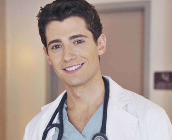 Médico residente Wren Kingston da série Pretty Little Liars. Médico residente Wren Kingston da série Pretty Little Liars.