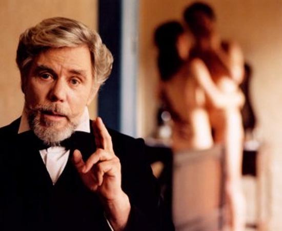 Memórias Póstumas de Brás Cubas (2001), dirigido por André Klotzel, é um das adaptações do livro homônimo de Machado de Assis. Após sua morte, no ano de 1869, Brás Cubas decide por narrar sua história e revisitar os fatos mais importantes de sua vida, a fim de se distrair na eternidade. Começa então a relembrar dos amigos, como Quincas Borba, da sua displicente formação acadêmica em Portugal, dos amores de sua vida e, ainda, do privilégio que teve de nunca ter precisado trabalhar em sua vida. Memórias Póstumas de Brás Cubas (2001), dirigido por André Klotzel, é um das adaptações do livro homônimo de Machado de Assis. Após sua morte, no ano de 1869, Brás Cubas decide por narrar sua história e revisitar os fatos mais importantes de sua vida, a fim de se distrair na eternidade. Começa então a relembrar dos amigos, como Quincas Borba, da sua displicente formação acadêmica em Portugal, dos amores de sua vida e, ainda, do privilégio que teve de nunca ter precisado trabalhar em sua vida.