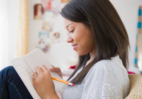 menina-casa-estudo-caderno.jpg