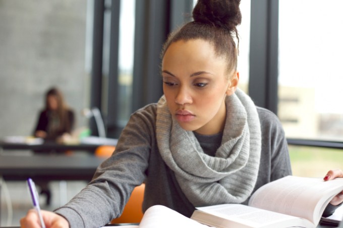 menina-estuda-biblioteca.jpg