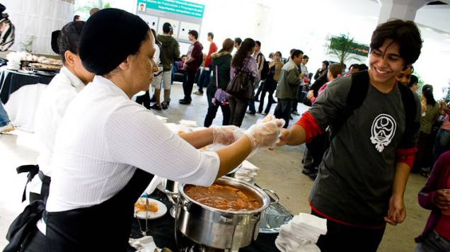 Os candidatos ganharam cachorro-quente, sanduíches, doces, sucos e frutas durante o intervalo entre as provas Os candidatos ganharam cachorro-quente, sanduíches, doces, sucos e frutas durante o intervalo entre as provas