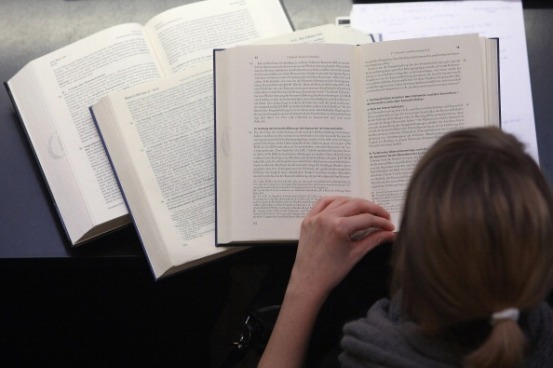Você sabe o que é um mestrado profissional? Segundo a Capes, é uma modalidade de Pós-Graduação stricto sensu voltada para a capacitação de profissionais, mediante o estudo de técnicas e processos que atendam a alguma demanda do mercado de trabalho. Veja a seguir alguns mestrados profissionais ofertados em universidades públicas do Brasil. (Imagem: Getty Images) Você sabe o que é um mestrado profissional? Segundo a Capes, é uma modalidade de Pós-Graduação stricto sensu voltada para a capacitação de profissionais, mediante o estudo de técnicas e processos que atendam a alguma demanda do mercado de trabalho. Veja a seguir alguns mestrados profissionais ofertados em universidades públicas do Brasil. (Imagem: Getty Images)