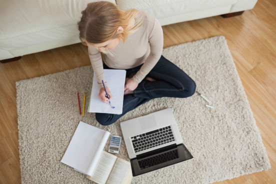 mulher-fazendo-tarefa-no-chao-com-notebook.jpg