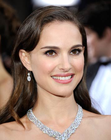 A atriz Natalie Portman estudou Psicologia em Harvard, uma das universidades mais conceituadas do mundo. Na época, ela declarou ao jornal New York Post: Vou entrar na faculdade e não me importo se isso vai arruinar minha carreira. Prefiro ser inteligente a ser uma estrela de cinema. Conseguiu ser as duas coisas e, depois, ainda estudou antropologia da violência pela Universidade Hebraica em Jerusalém, onde nasceu