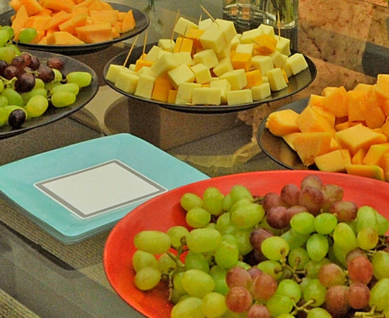 9 - Tome um bom café da manhã com frutas e cereais.