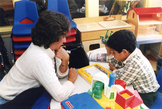 O profissional de pedagogia é responsável por garantir e melhorar a qualidade da educação. Para isso, pode ter que atuar na orientação de professores e estudantes. Essa área exige habilidade de comunicação e resolução de problemas. (Foto: Getty Images)