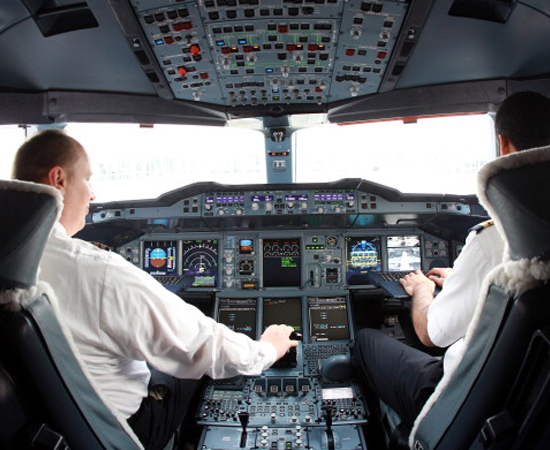 PILOTAGEM PROFISSIONAL DE AERONAVES - Esse tecnólogo usa técnicas para comandar e pilotar aeronaves de diferentes portes, como helicópteros, monomotores, bimotores, entre outros. ele conhece os modernos sistemas de navegação e as normas de segurança para condução de voo e os aplica no seu trabalho. PILOTAGEM PROFISSIONAL DE AERONAVES - Esse tecnólogo usa técnicas para comandar e pilotar aeronaves de diferentes portes, como helicópteros, monomotores, bimotores, entre outros. ele conhece os modernos sistemas de navegação e as normas de segurança para condução de voo e os aplica no seu trabalho.