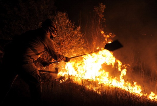 Os bombeiros são vistos de forma idealizada pela sociedade, o que dificulta perceber as dificuldades pelas quais passam. A urgência das situações atendidas torna a profissão altamente estressante. (Imagem: Getty Images) Os bombeiros são vistos de forma idealizada pela sociedade, o que dificulta perceber as dificuldades pelas quais passam. A urgência das situações atendidas torna a profissão altamente estressante. (Imagem: Getty Images)