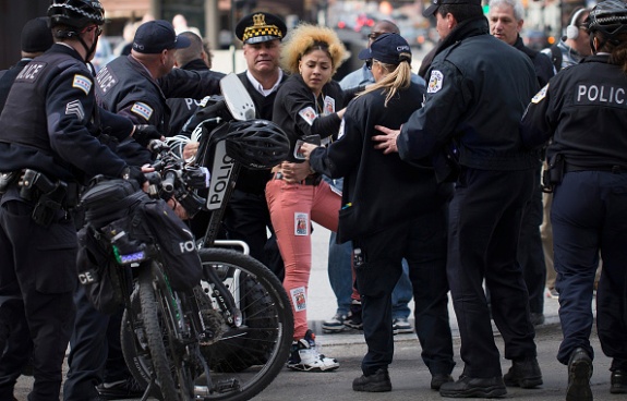 O mantra das corporações - servir e proteger a comunidade - colocam um grande peso nas costas dos policiais. São muitas tarefas para uma pessoa: estar alerta, portar uma arma, julgar pessoas e, se necessário, agir. (Imagem: Getty Images)