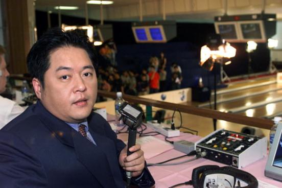 Falar ao vivo para milhares de pessoas requer atenção e agilidade. Essas duas habilidades pedem muito dos radialistas que, com baixos salários, ficam também desmotivados.(Imagem: Getty Images) Falar ao vivo para milhares de pessoas requer atenção e agilidade. Essas duas habilidades pedem muito dos radialistas que, com baixos salários, ficam também desmotivados.(Imagem: Getty Images)