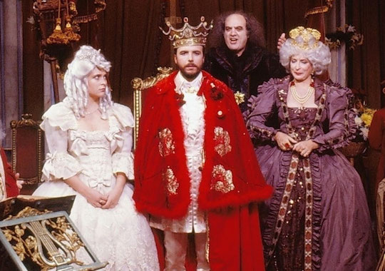 <strong>Que Rei Sou Eu? (1989). </strong>A novela trata de especulações, manobras e golpes políticos no fictício reino de Avilan. A trama, que foi ao ar no ano da primeira eleição presidencial pós-ditadura, era uma paródia da situação política do Brasil. <strong>Que Rei Sou Eu? (1989). </strong>A novela trata de especulações, manobras e golpes políticos no fictício reino de Avilan. A trama, que foi ao ar no ano da primeira eleição presidencial pós-ditadura, era uma paródia da situação política do Brasil.