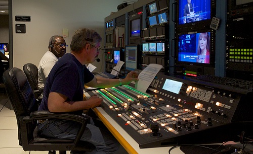 Nem só de jornalistas vive a cobertura feita pela imprensa. Emissoras de rádio e TV também precisam de profissionais em outras áreas, por exemplo, para criar e editar programas televisivos. (Foto: Creative Commons) Nem só de jornalistas vive a cobertura feita pela imprensa. Emissoras de rádio e TV também precisam de profissionais em outras áreas, por exemplo, para criar e editar programas televisivos. (Foto: Creative Commons)