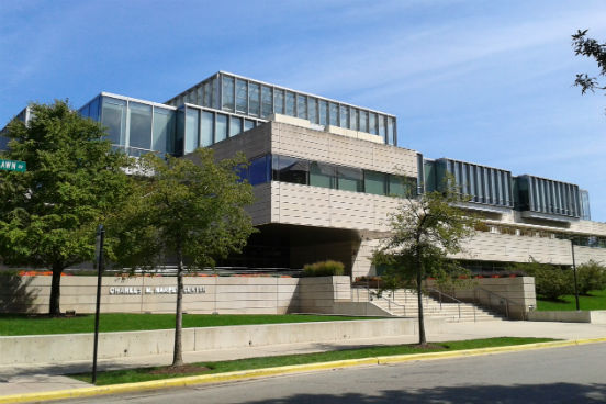 Mais uma universidade americana para a lista: os ex-alunos da Booth School of Business, da University of Chicago, receberam 44,2% de aumento em seus salários após o curso. Além disso, 76% deles foram promovidos ou investiram em um negócio próprio. (Imagem: Wikimedia Commons/Matthew G. Bisanz) Mais uma universidade americana para a lista: os ex-alunos da Booth School of Business, da University of Chicago, receberam 44,2% de aumento em seus salários após o curso. Além disso, 76% deles foram promovidos ou investiram em um negócio próprio. (Imagem: Wikimedia Commons/Matthew G. Bisanz)