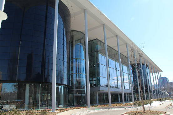 O 10º lugar ficou com a Yale School of Management. Após um ano de curso, 73% dos alunos ganharam uma promoção ou iniciaram seus próprios negócios. Eles receberam, em média, 45,9% de aumento em seus salários. (Imagem: Wikimedia Commons/Nick Allen) O 10º lugar ficou com a Yale School of Management. Após um ano de curso, 73% dos alunos ganharam uma promoção ou iniciaram seus próprios negócios. Eles receberam, em média, 45,9% de aumento em seus salários. (Imagem: Wikimedia Commons/Nick Allen)