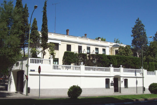 O curso de MBA executivo da espanhola IE Business School, sediada em Madri, foi considerado o melhor do mundo em 2015 pela revista britânica. Após um ano de curso na escola, os alunos apresentaram 77,8% de aumento no salário. Além disso, 82% deles foram promovidos ou abriram seu próprio negócio após o curso. (Imagem: Wikimedia Commons/Luis García) O curso de MBA executivo da espanhola IE Business School, sediada em Madri, foi considerado o melhor do mundo em 2015 pela revista britânica. Após um ano de curso na escola, os alunos apresentaram 77,8% de aumento no salário. Além disso, 82% deles foram promovidos ou abriram seu próprio negócio após o curso. (Imagem: Wikimedia Commons/Luis García)