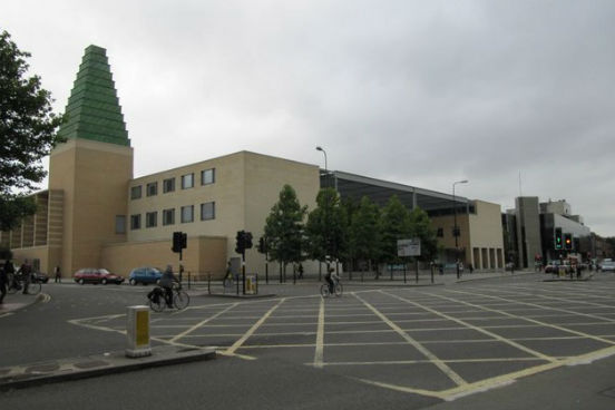 A SaÏd Business School, no Reino Unido, é a segunda mais bem colocada pela avaliação da revista: o salário dos seus alunos aumentou até 44,7% após um ano de curso. Já 77% dos alunos abriram seu próprio negócio ou foram promovidos após a conclusão do curso. (Imagem: Wikimedia Commons/Bill Nicholls) A SaÏd Business School, no Reino Unido, é a segunda mais bem colocada pela avaliação da revista: o salário dos seus alunos aumentou até 44,7% após um ano de curso. Já 77% dos alunos abriram seu próprio negócio ou foram promovidos após a conclusão do curso. (Imagem: Wikimedia Commons/Bill Nicholls)