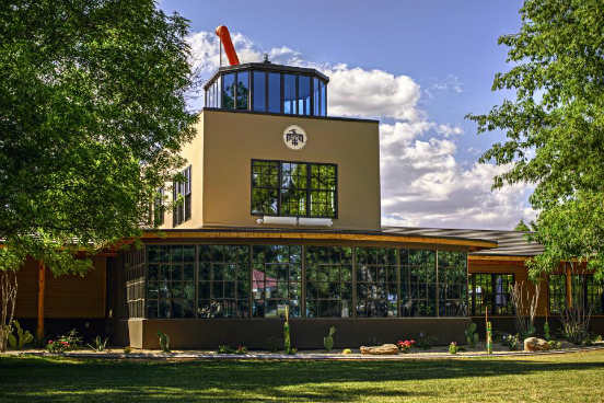 Na 7ª posição está a Thunderbird School of Global Management, que fica no estado do Arizona, nos Estados Unidos. Ao frequentarem a escola, 74% dos alunos ganharam uma promoção ou investiram em seu próprio negócio. Um ano após o fim do curso, os ex-alunos receberam um aumento de 29,3% em seus salários. (Imagem: Reprodução/Linkedin) Na 7ª posição está a Thunderbird School of Global Management, que fica no estado do Arizona, nos Estados Unidos. Ao frequentarem a escola, 74% dos alunos ganharam uma promoção ou investiram em seu próprio negócio. Um ano após o fim do curso, os ex-alunos receberam um aumento de 29,3% em seus salários. (Imagem: Reprodução/Linkedin)