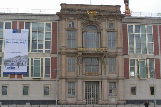 A alemã European School of Management and Techonology ficou no 8º lugar da lista. Mais de 80% dos seus alunos foram promovidos ou abriram seu próprio negócio depois do curso. Além disso, eles ganharam, em média, 30,9% de aumento em seus salários. (Imagem: Wikimedia Commons/Bruhaha) A alemã European School of Management and Techonology ficou no 8º lugar da lista. Mais de 80% dos seus alunos foram promovidos ou abriram seu próprio negócio depois do curso. Além disso, eles ganharam, em média, 30,9% de aumento em seus salários. (Imagem: Wikimedia Commons/Bruhaha)