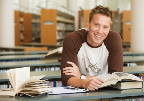 rapaz-sorrindo-pesquisa-biblioteca.jpg