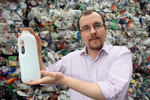 O gerente de marketing Nick Cliffe da fábrica 'Closed Loop Recycling' segura uma garrafa de leite, produzida com materiais reciclados da fábrica, em 25 de março de 2010 em Londres, Reino Unido. A fábrica de última geração é a primeira no Reino Unido a produzir plástico reciclado de qualidade alimentar a partir de resíduos de garrafas. Mais de 35,00 toneladas de garrafas plásticas são recicladas na fábrica anualmente, representando quase 20% das garrafas plásticas coletadas atualmente para reciclagem no Reino Unido, e economizando aproximadamente 52.500 toneladas de dióxido de carbono por ano.