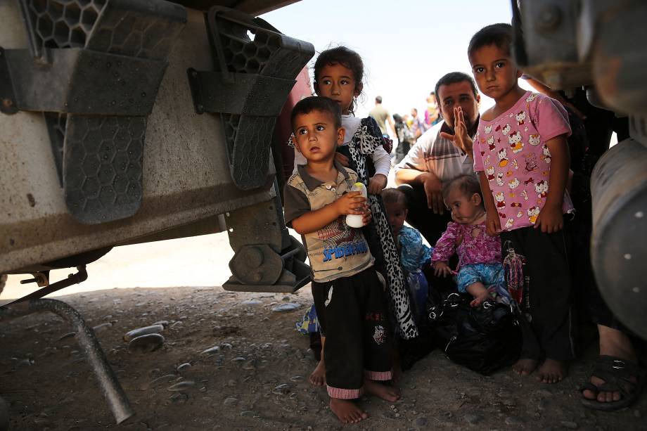 A partir da Síria, o ISIS começou a comandar ataques para expandir sua ocupação no território iraquiano. Dessa vez, eles contam com o apoio da população sunita no país, que vem sendo fortemente reprimida e discriminada pelos xiitas no poder. Fortemente armado, o grupo tem conseguido tomar várias cidades iraquianas utilizando, muitas vezes, recursos cruéis como execuções em massa e crucificações. (FOTO: Getty Images) A partir da Síria, o ISIS começou a comandar ataques para expandir sua ocupação no território iraquiano. Dessa vez, eles contam com o apoio da população sunita no país, que vem sendo fortemente reprimida e discriminada pelos xiitas no poder. Fortemente armado, o grupo tem conseguido tomar várias cidades iraquianas utilizando, muitas vezes, recursos cruéis como execuções em massa e crucificações. (FOTO: Getty Images)