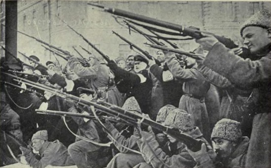 Ao tomar o poder russo, Lenin acreditava que a revolução operária continuaria em todo o mundo, garantindo a sobrevivência da revolução. Como isso não ocorreu, ele teve que recorrer ao chamado Comunismo de Guerra. Ao tomar o poder russo, Lenin acreditava que a revolução operária continuaria em todo o mundo, garantindo a sobrevivência da revolução. Como isso não ocorreu, ele teve que recorrer ao chamado Comunismo de Guerra.