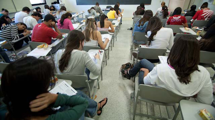 Estudantes tiveram cinco horas para solucionar os testes neste primeiro dia Estudantes tiveram cinco horas para solucionar os testes neste primeiro dia